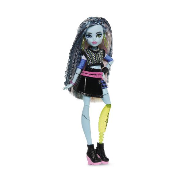 Descopera stilul electrizant din universul Monster High cu papusa Frankie Stein un personaj iconic cu un look modern si accesorii pline de personalitate Frankie impresioneaza prin parul lung in nuante contrastante si tinuta statement compusa din rochie neagra cu detalii grafice si elemente inspirate din tema electrica Accesoriile incluse completeaza povestea de la ochelari si bautura tematica pana la telefon gustare si un adorabil animal de companie Fiecare detaliu reflecta spiritul 