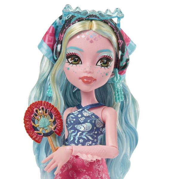 Descopera universul plin de mister si stil din colectia Monster High Skulltimate Secrets cu papusa Lagoona Blue intr-o editie speciala cu surpriza Setul include peste 19 surprize si ofera mai mult de 125 de combinatii de styling permitand personalizarea completa a tinutelor si accesoriilor Copilul poate debloca compartimentele secrete cu ajutorul cheii incluse dezvaluind haine accesorii si elemente tematice inspirate din atmosfera exotica a oazei Papusa impresioneaza prin parul lung in 