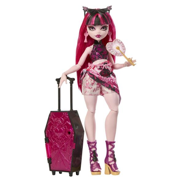 Descopera universul plin de mister si stil din colectia Monster High Skulltimate Secrets cu papusa Draculaura intr-o editie speciala cu surpriza Setul include peste 19 surprize si ofera mai mult de 125 de combinatii de styling permitand personalizarea completa a tinutelor si accesoriilor Copilul poate debloca compartimentele secrete cu ajutorul cheii incluse dezvaluind haine accesorii si elemente tematice inspirate din atmosfera exotica a oazei Papusa impresioneaza prin tinute in nuante 