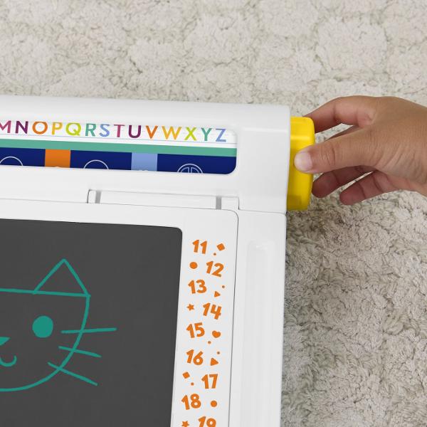 Biroul De Invatare Fisher-Price este conceput pentru a incuraja invatarea si creativitatea copiilor prin activitati interactive si distractive Suprafata de scriere tip LCD permite desenarea si exersarea scrisului fara murdarie folosind stiloul special inclus Panourile colorate si rotita interactiva ofera activitati de invatare cu forme imagini si secvente simple care stimuleaza gandirea logica si recunoasterea vizuala Setul include si sabloane pentru forme incurajand copiii sa exploreze 