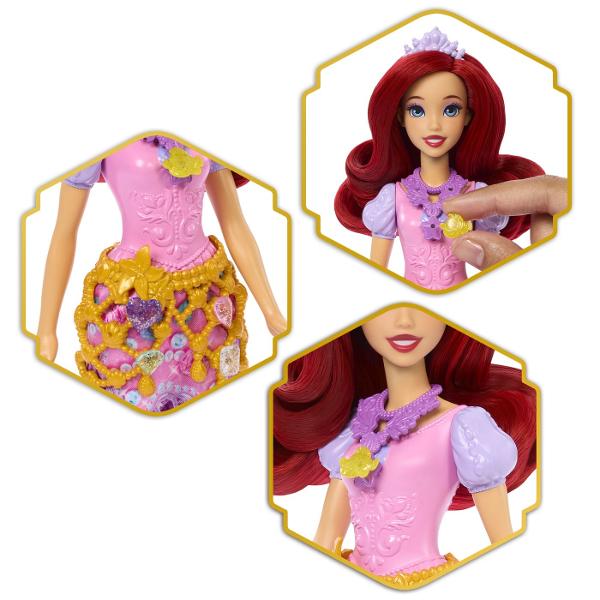 Setul Disney Princess Jewel Reveal aduce magia lumii Disney intr-o experienta plina de surprize si descoperiri Ambalat intr-o cutie eleganta in forma de inima stralucitoare setul ascunde in interior o papusa Ariel inspirata din universul Printeselor Disney si mai multe accesorii surpriza Copiii pot deschide compartimentele pentru a descoperi treptat elementele incluse precum accesorii de moda si detalii inspirate din poveste Designul sclipitor si mecanismul de deschidere transforma fiecare 