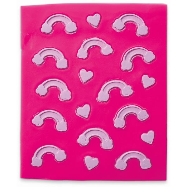 Play-Doh Barbie este un set creativ care imbina universul fashion Barbie cu distractia modelarii plastelinei Copiii de peste 5 ani pot crea tinute spectaculoase decorate cu flori inimi diverse modele decorative si folosesc foile cu sabloane incluse pentru a realiza texturi si detalii elegante Setul contine mai multe culori de plastelina Play-Doh accesorii si elemente pentru personalizarea rochiilor si accesorii oferind libertate totala de exprimare si creativitate Este ideal pentru 