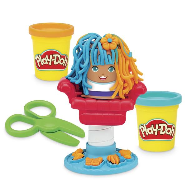 Setul Play-Doh Mini ofera copiilor o modalitate distractiva de a modela si crea diferite forme din plastilina Cu ajutorul presei si al accesoriilor incluse plastilina poate fi presata prin diverse sabloane pentru a obtine modele forme si decoratiuni variate Setul include 2 recipiente cu plastilina Play-Doh in culori diferite cu o cantitate totala de 113 g precum si accesorii pentru modelare si decupare Activitatea stimuleaza creativitatea imaginatia indemanarea si motricitatea fina 