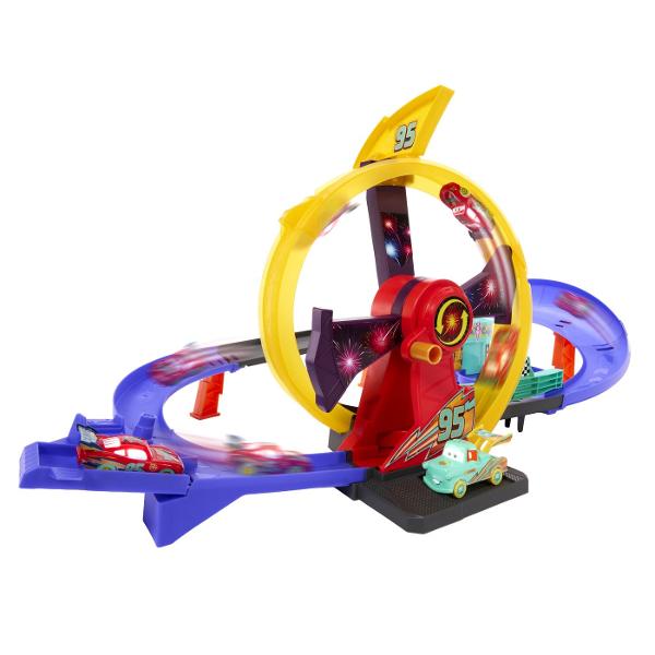 Pista de curse Disney Pixar Cars Celebration Raceway aduce actiunea si viteza din lumea Cars intr-un set de joaca spectaculos Copiii il pot lansa pe Fulger McQueen pe traseu cu ajutorul mecanismului de propulsie actionat manual si il pot trimite prin bucla centrala iluminata pentru curse pline de dinamism Setul include o masinuta Fulger McQueen si o pista cu lungimea de aproximativ 53 cm prevazuta cu elemente inspirate din Radiator Springs si zona Flo&39s V8 Cafe Masinuta inclusa poate 