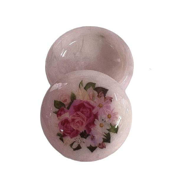 Cutiu&539;&259; din alabastru rotund&259; cu un diametru de 8 cm &537;i o în&259;l&539;ime de 4 cm perfect&259; pentru p&259;strarea bijuteriilor sau a micilor obiecte pre&539;ioaseRealizat&259; din piatr&259; natural&259; de alabastru fiecare cutiu&539;&259; este unic&259; putând prezenta varia&539;ii subtile de culoare &537;i textur&259; datorit&259; caracteristicilor specifice ale fiec&259;rei pietreAcest detaliu confer&259; 