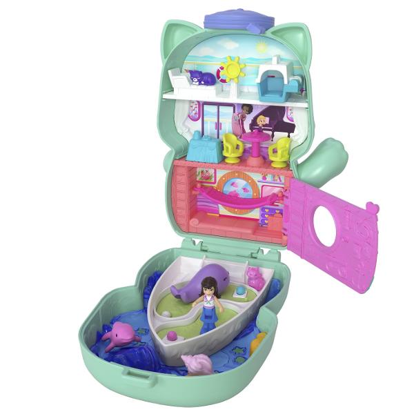 Gentutele Polly Pocket detin lumi mici cu surprize mari in interior pe care fetele si baietii le pot duce oriunde Fiecare jucarie portabila prezinta la exterior o forma adorabila de animal cu un detaliu de joaca interactiv cei mici pot combina accesoriile pentru a ingriji animalul de cate ori doresc Cand au terminat de decorat exteriorul copiii pot deschide carcasa pentru a dezvalui o papusa mai multe functii de joaca din mers si mai mult de 10 accesorii Arunca o petrecere de pijama pentru 