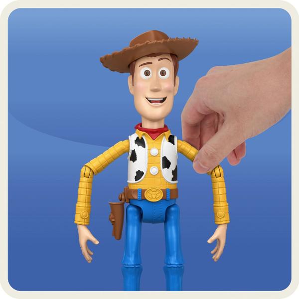 Figurina Woody din Toy Story 5 este inspirata de indragitul personaj Disney Pixar si reda tinuta sa clasica de cowboy cu palarie maro camasa galbena vesta alb-negru esarfa rosie si cizme Figurina are aproximativ 30 cm inaltime este articulata si include functii interactive Prin tragerea snurului din spate Woody activeaza sunete si replici iar mecanismul de miscare adauga un plus de dinamism in timpul jocului Copiii pot recrea scene inspirate din Toy Story 5 si pot inventa propriile 