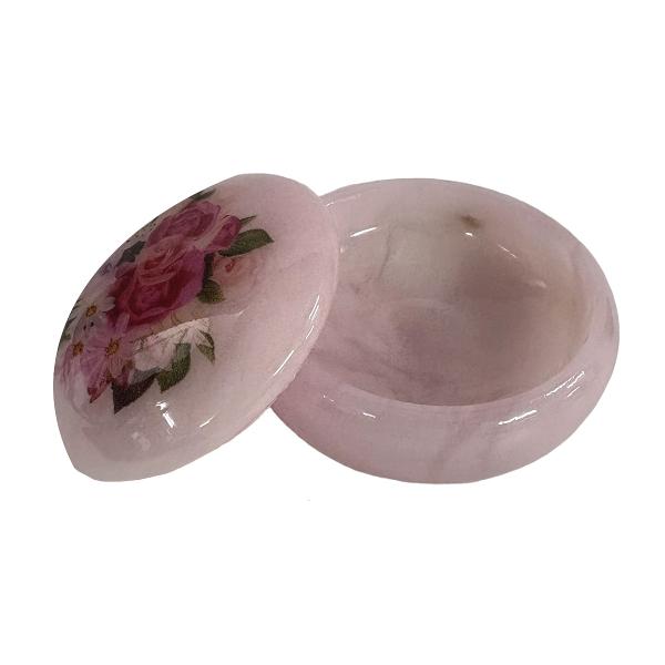 Cutiu&539;&259; din alabastru rotund&259; cu un diametru de 8 cm &537;i o în&259;l&539;ime de 4 cm perfect&259; pentru p&259;strarea bijuteriilor sau a micilor obiecte pre&539;ioaseRealizat&259; din piatr&259; natural&259; de alabastru fiecare cutiu&539;&259; este unic&259; putând prezenta varia&539;ii subtile de culoare &537;i textur&259; datorit&259; caracteristicilor specifice ale fiec&259;rei pietreAcest detaliu confer&259; 