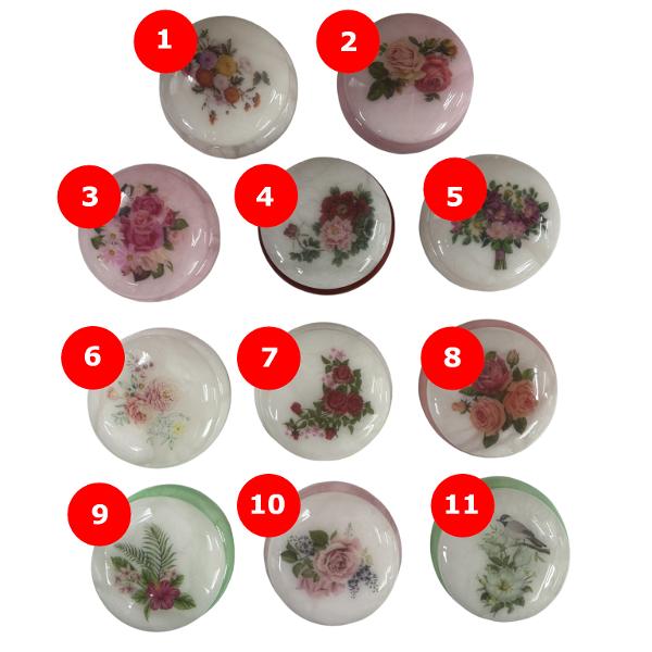 Cutiu&539;&259; din alabastru rotund&259; cu un diametru de 10 cm &537;i o în&259;l&539;ime de 5 cm perfect&259; pentru p&259;strarea bijuteriilor sau a micilor obiecte pre&539;ioaseRealizat&259; din piatr&259; natural&259; de alabastru fiecare cutiu&539;&259; este unic&259; putând prezenta varia&539;ii subtile de culoare &537;i textur&259; datorit&259; caracteristicilor specifice ale fiec&259;rei pietreAcest detaliu confer&259; 